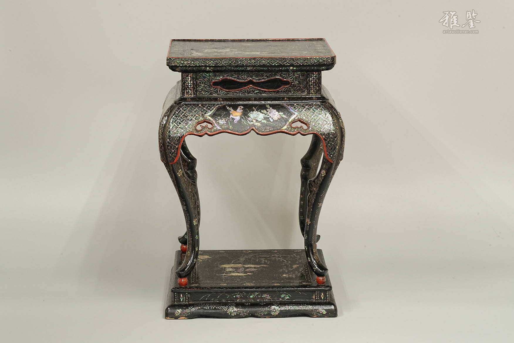 元末明初 苏小小乘油壁车题材黑漆嵌螺钿香几 底部在铭